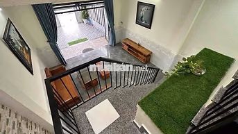 Cho thuê nhà 2 tầng: 3PN, 2WC, Sân ôtô, đường 10,5m lề 5m
