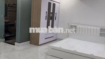 Phòng mới đầy đủ nội thất cơ bản.