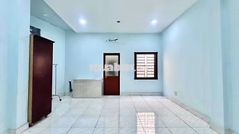 Cho thuê phòng không gác rộng 35m2, cửa sổ giếng trời thoáng, mới tinh