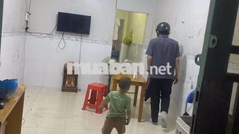 Trệt lầu 3,2*18; có sân để xe có sân thượng