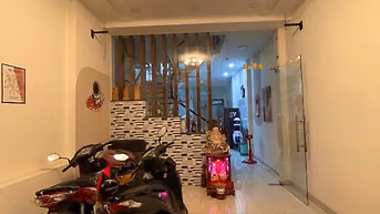 NHÀ HẺM XE HƠI ĐƯỜNG LÂM HOÀNH, 40.5x20m TRỆT 1 LẦU ST. TẶNG NỘI THẤT