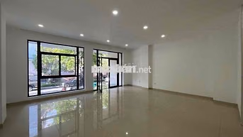 Tầng trệt ~85m2, sàn trống, có máy lạnh, hầm xe ở Vạn Phúc. Giá 19 tr