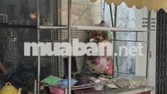 cần cho tôi chỗ ngồi trước mặt bàn