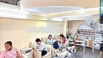 Sang tiệm nail đang hoạt động tốt đầy đủ vật tư chỉ vào làm 