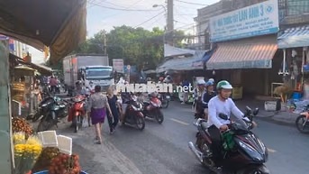 Nhà mặt tiền ngay chợ Đường buôn bán kinh doanh sầm uất