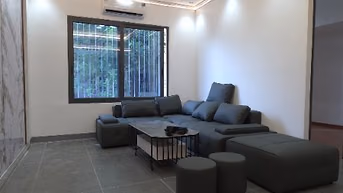 Cho thuê căn hộ tập thể tầng 3 mặt phố Đào Tấn, Linh Lang, Phường Cống