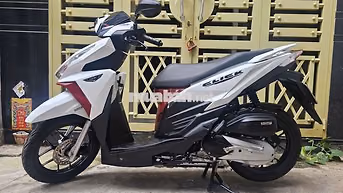 Honda Click Trắng đỏ 16128 km