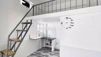 Phòng Gác Cao Đứng Được Thoáng Mát Ngay Kế Đầm Sen