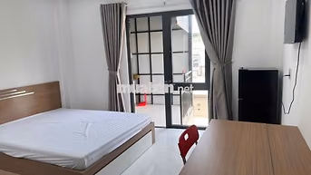 Chính Chủ cho thuê 1pn 30m2 - Ban công Thang máy Hẻm xe hơi tân nhà