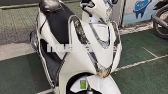 Honda Lead Trắng Xăng