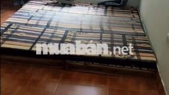 Đối diện bên đường là tạ Quang Bửu gần Trường Đại học bách khoa Kinh t