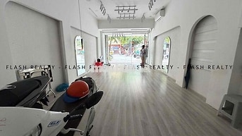 Mặt bằng kinh doanh mặt tiền đường CMT8