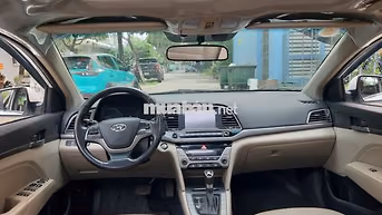 Hyundai Elantra 2018 Trắng Tự động