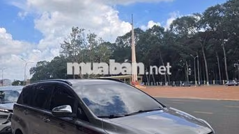 Toyota Innova 7 chỗ màu vàng đồng