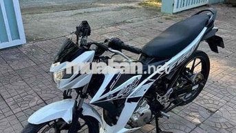Suzuki Satria Trắng đen