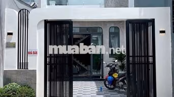 Việt kiều Mỹ xây nhà chưa kịp ở bán gấp căn nhà lầu ngay Bình Hoà 