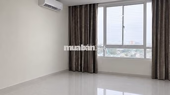 Phòng trống cửa sổ lớn chung cư Q8
