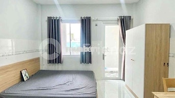 STUDIO BAN CÔNG - CỬA SỔ DƯỚI CẦU CHỮ Y TIỆN QUA Q1