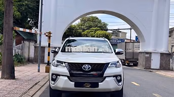 Toyota Fortuner 2017 Dầu Số sàn 14000 km Trắng