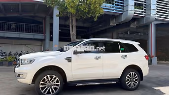 Ford Everest 2 cầu bản cao cấp Trắng 9.500km