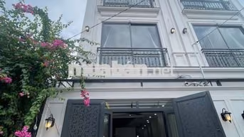 NHÀ MỚI XÂY 4PN 100% - hẻm 520 Quốc Lộ 13 gần Vạn Phúc city