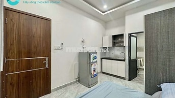 Phòng nhỏ gọn đầy đủ nội thất cửa sổ thông thoáng 