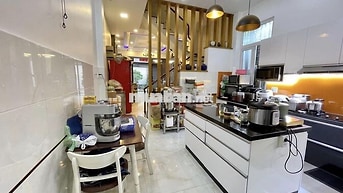 Cho thuê nhà CMT8, 3 tầng, 4 x 17m, hẻm xe hơi, chỉ 18.5tr/tháng
