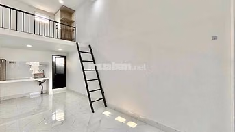 CHO THUÊ PHÒNG CÓ GÁC CAO 2,5M THANG MÁY, BAN CÔNG 2 CỬA SỔ PHÍ DV RẺ