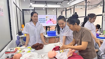 Khai giảng các lớp Chăm sóc mẹ và bé/ CS người cao tuổi/ XBBH - VLTL
