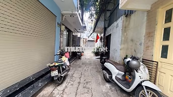 Nhà đẹp ở ngay cạnh chợ Bà Chiểu hẻm rộng sạch 25m2_2T_ 2 phòng đủ NT