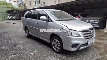Toyota Innova 8 chỗ số sàn màu Bạc
