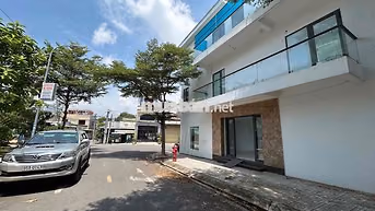Cho thuê nhà 1 trệt 2 lầu góc 2 mặt tiền đường nhánh Đồng Khởi, Lý Văn
