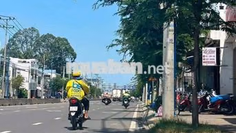 nhà dt.5*50 mặt tiền đường lớn 