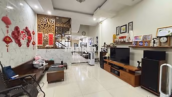 Cho thuê nhà 3 tầng Mặt Tiền 5m5 sát KHÚC_HẠO ( đối diện công viên) Di