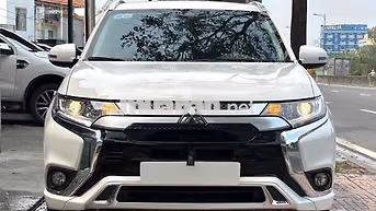 Mitsubishi Outlander CVT 2023 Trắng 7 chỗ
