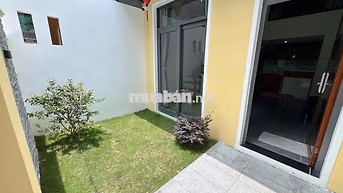 Cần cho thuê nhà sân vườn khu Phạm Văn Đồng. * Công năng: 2 phòng ngủ,