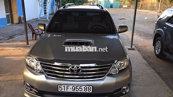 Toyota Fortuner 7 chỗ màu Bạc