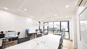 Cho thuê văn phòng Nguyên Hồng 50m2 giá chỉ 9tr view kính bãi oto gần