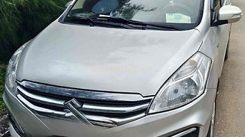 Suzuki Ertiga 7 chỗ màu Bạc