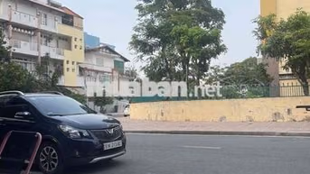 Cho thuê vỉa hè mặt bằng đối diện trường học