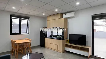 Cho thuê căn hộ 2 phòng ngủ, có ban công lớn, cách biển 3 phút đi bộ