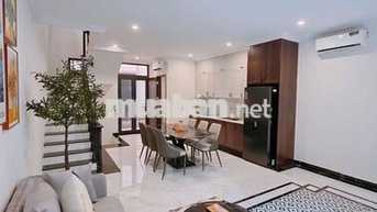 CHO THUÊ LIỀN KỀ 5 TẦNG – FULL ĐỒ CAO CẤP SÁT VINCOM – 20 TRIỆU/THÁNG