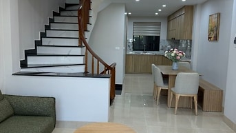 Bán nhà Bồ Đề 35m2 x 5 tầng đẹp, ngõ ngắn