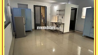 Phòng PVTrị, đối diện siêu thị EMART, khá rộng, có BAN CÔNG, nội thất