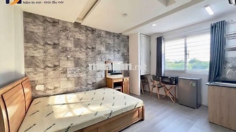 Phòng trống sẵn đầy đủ nội thất cửa sổ trời ngay Cầu Nguyễn Văn Cừ 