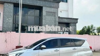 Toyota Innova 2.0E Số sàn 2019 Ghi bạc biển 30/F