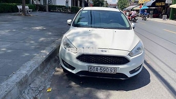 Ford Focus Trắng Xe gia đình