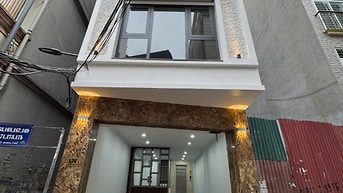 Nhà 6 tầng mới xây thang máy, ngõ oto tránh, ưu tiên thuê VP, spa, TT 