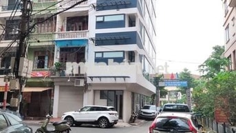 Nhà Hoàng Quốc Việt 195m², Vỉa Hè - Ô Tô Tải Tránh, Để Xe Trong Nhà.