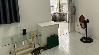 Share phòng trong nhà nguyên căn cách CMT8 chừng 50m.